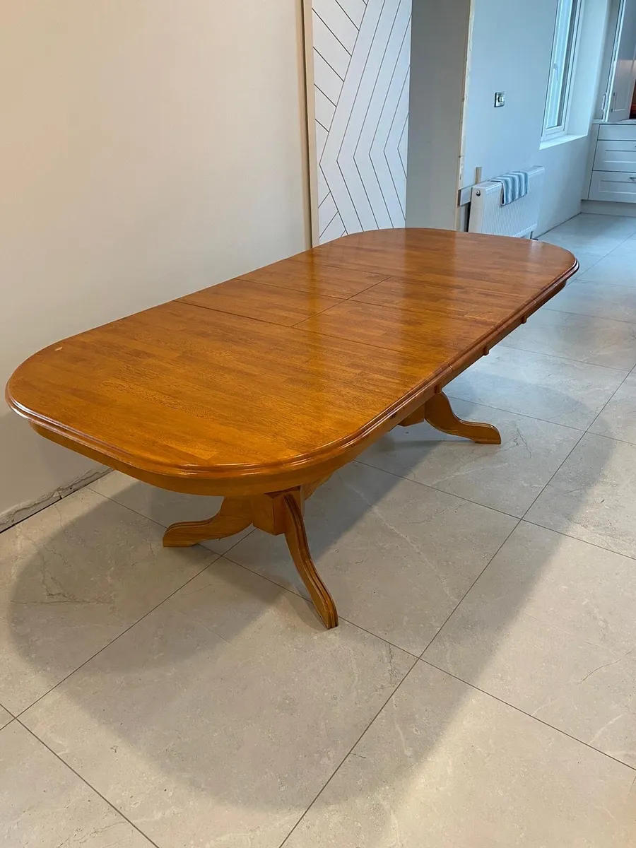 Table and 6 chairs - Image 1