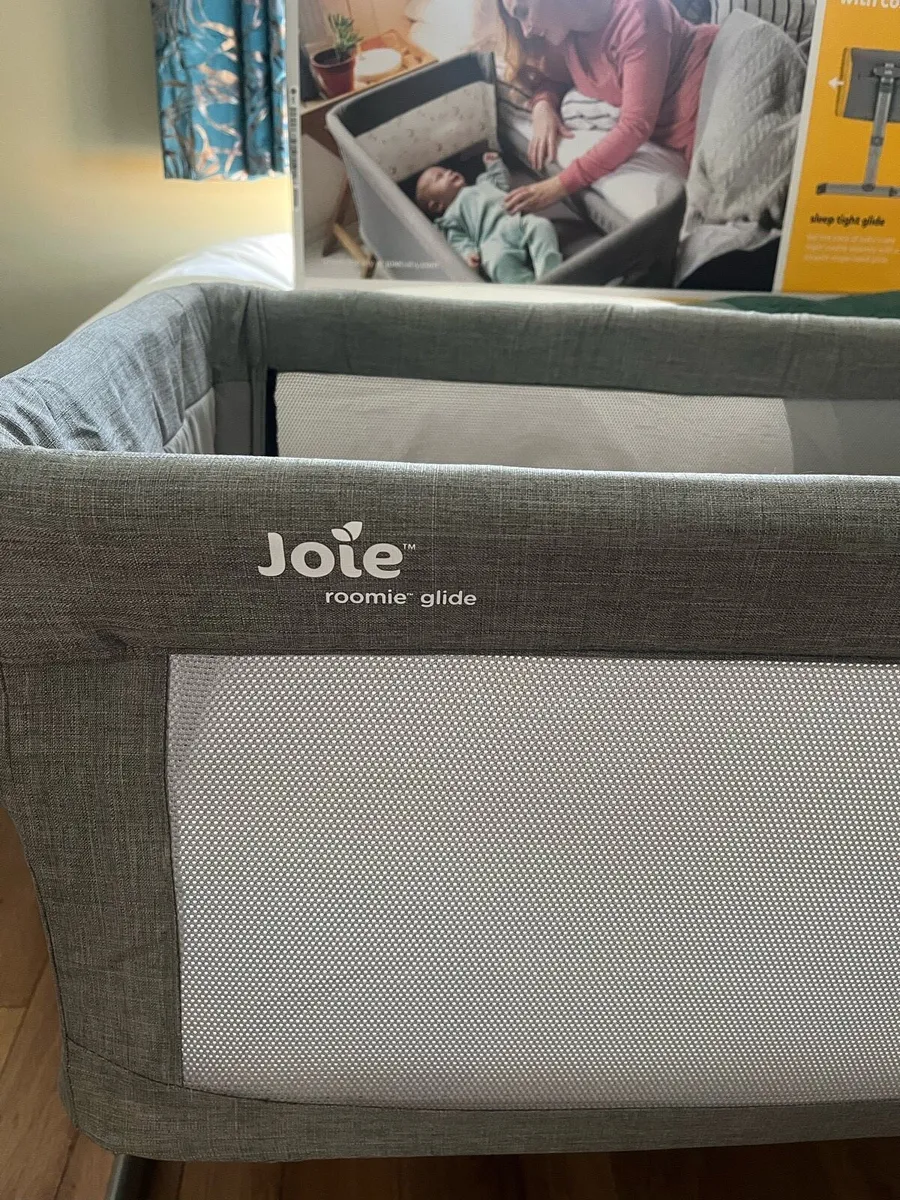 Joie Roomie Glide Bedside Crib - Image 2