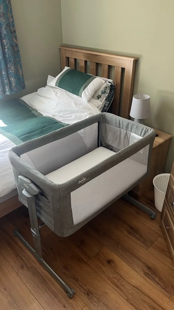 Joie Roomie Glide Bedside Crib - Image 1