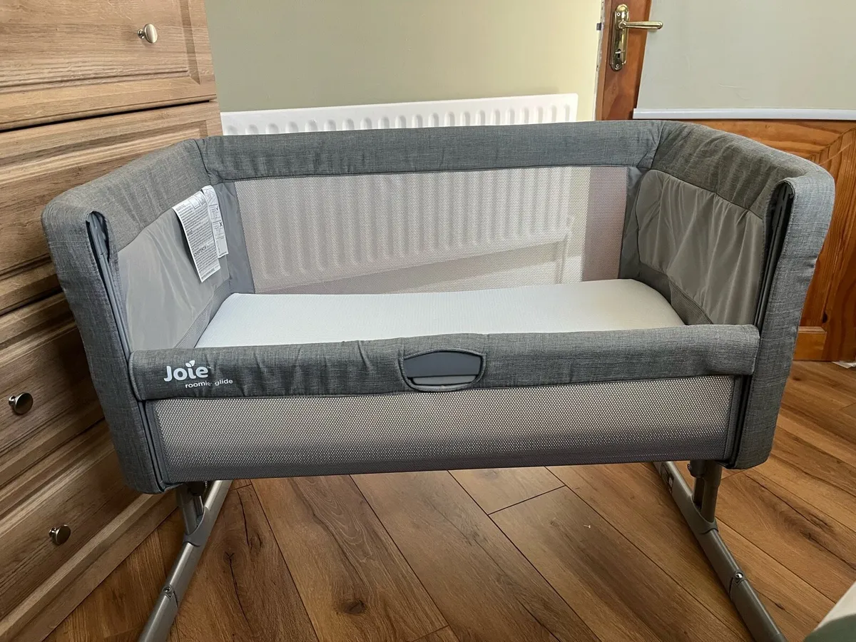 Joie Roomie Glide Bedside Crib - Image 4