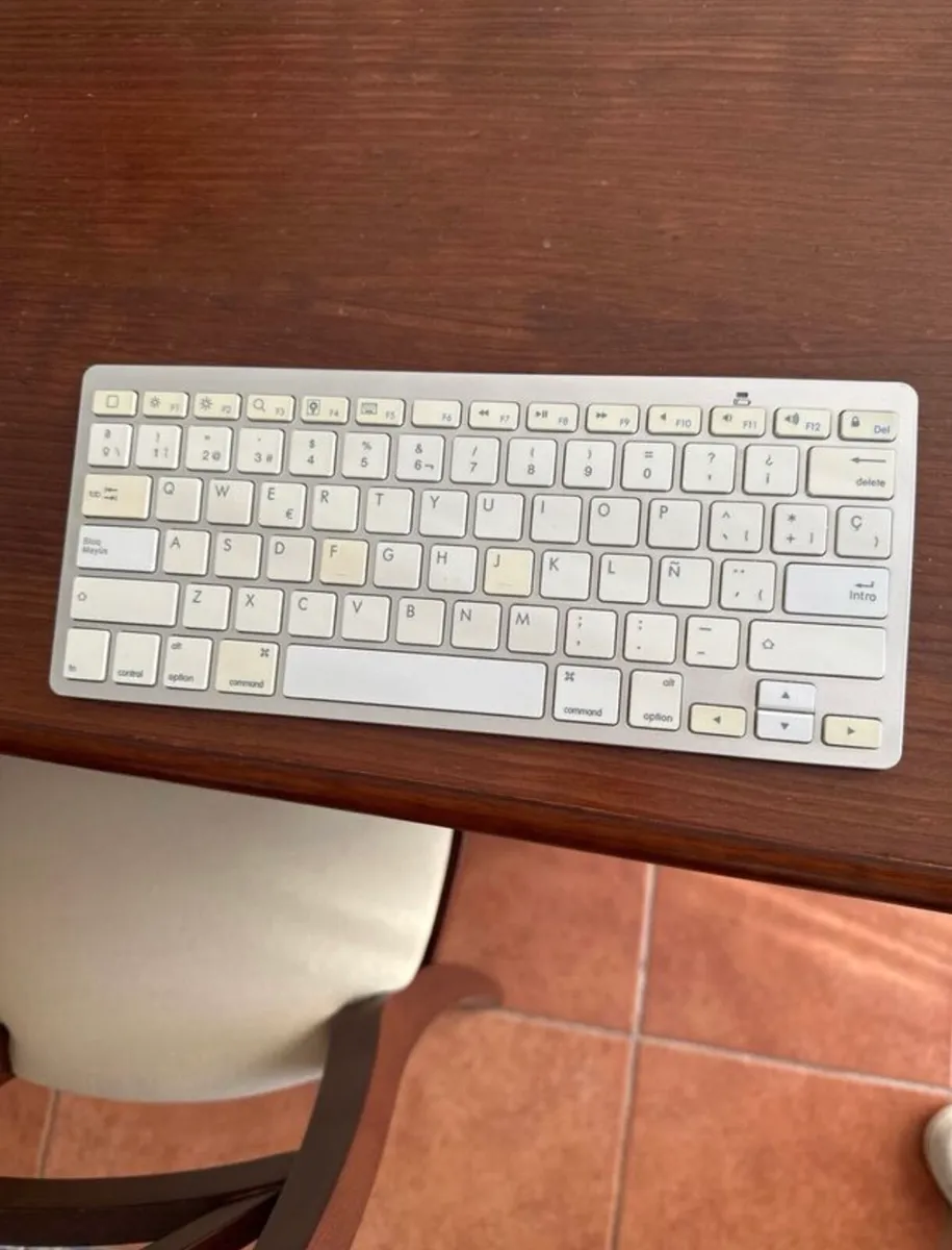 Silver and White Wireless Keyboard - Image 4