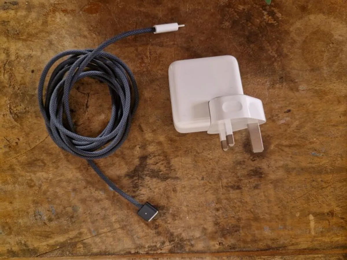 Macbook Air - Image 3