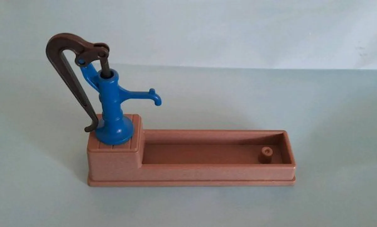 Playmobil pump/water trough