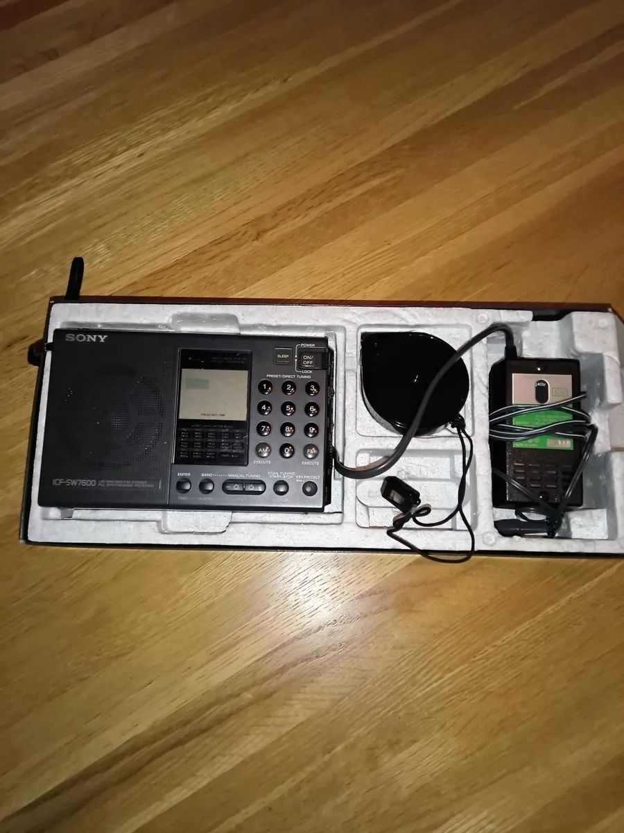 World Band Radio Receiver - Image 1