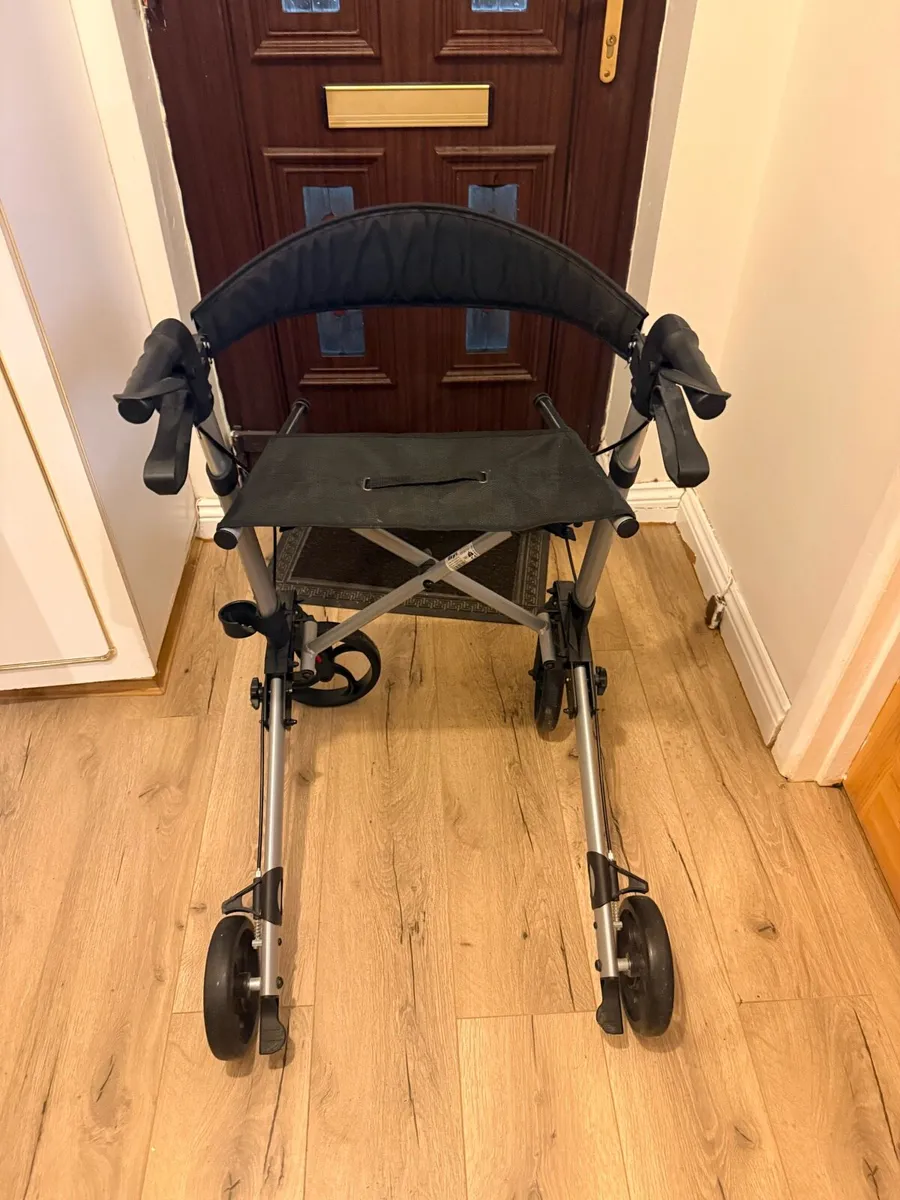 Rollator 4 wheels with seat. - Image 1