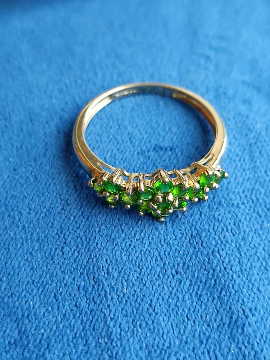 Large size.
A Chrome Diopside 9 CT Gold Ring - Image 2