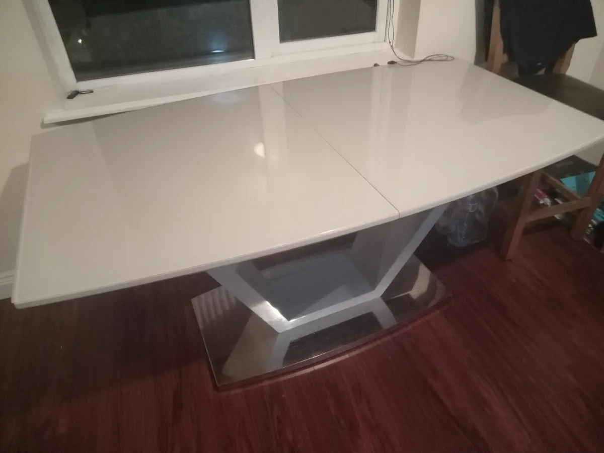 Kitchen Table. - Image 2