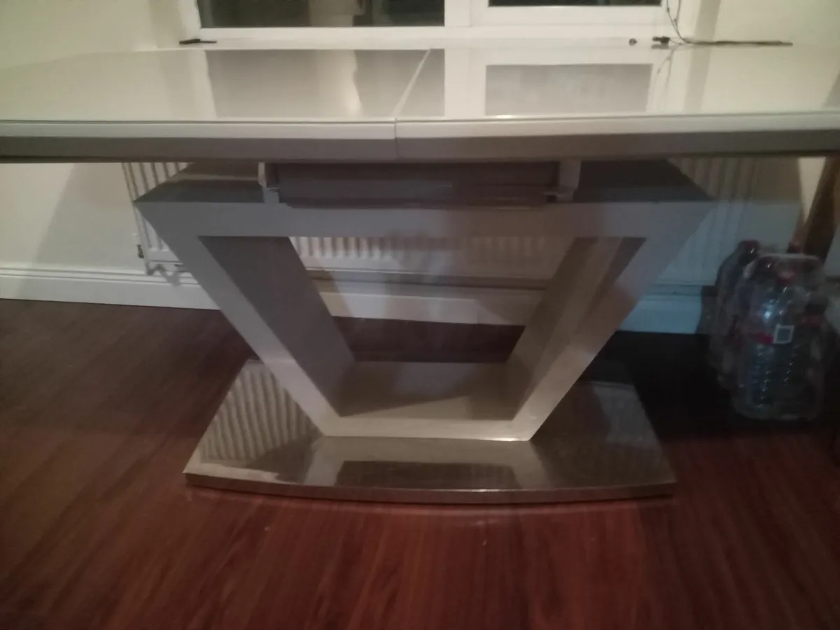 Kitchen Table. - Image 3