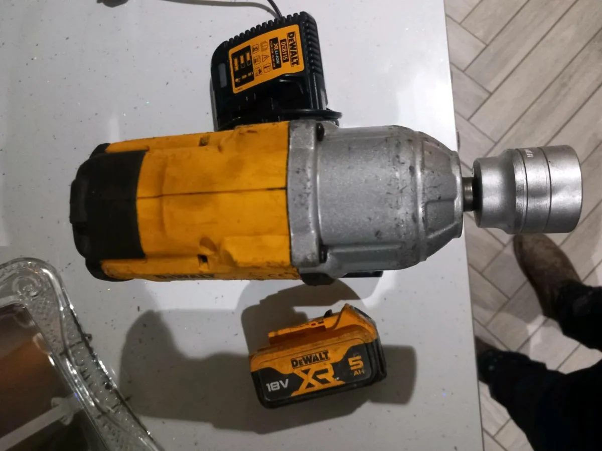 Dewalt cordless torque wrench - Image 1