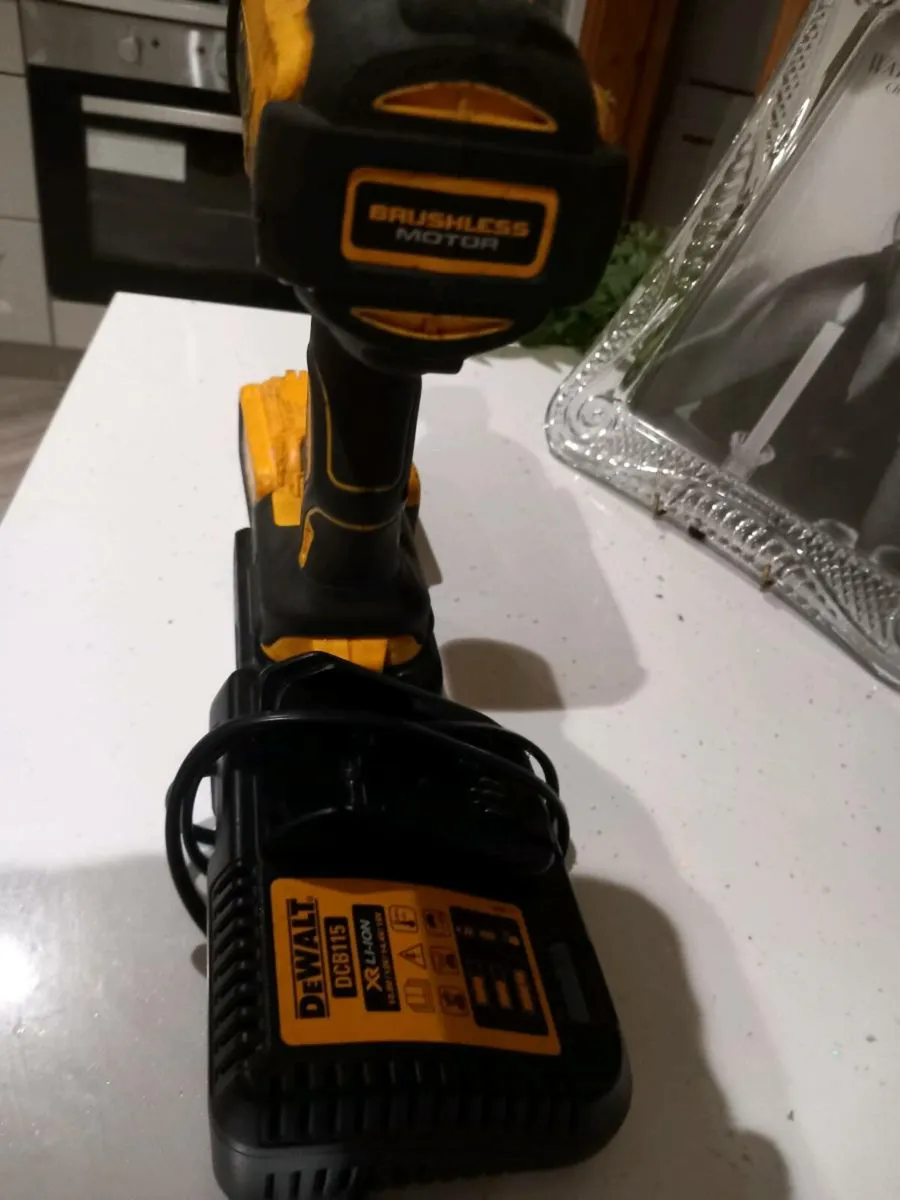 Dewalt cordless torque wrench - Image 3