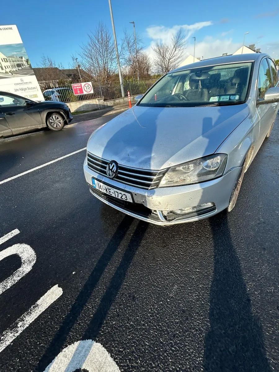 141 Passat , Front end damage - Image 1