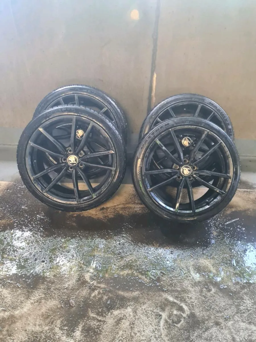17inch black alloys ,14inch rim/tyres - Image 1