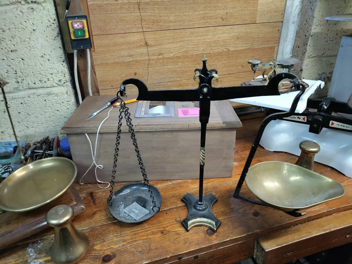 Antique weighing scales - Image 2