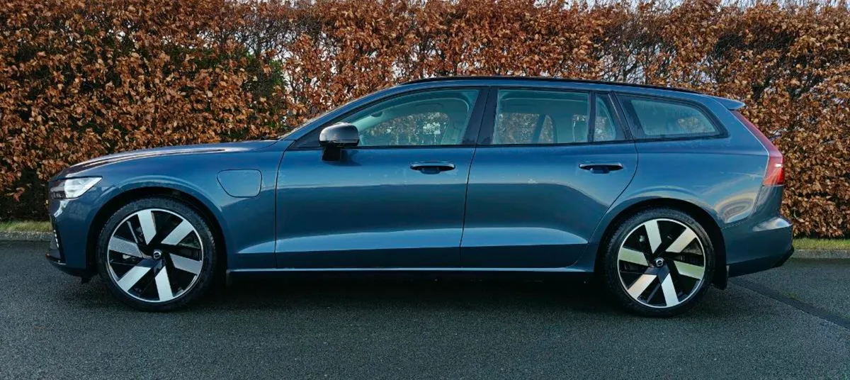2023 Volvo V60 T6 2.0l PHEV €34,950 - Image 2
