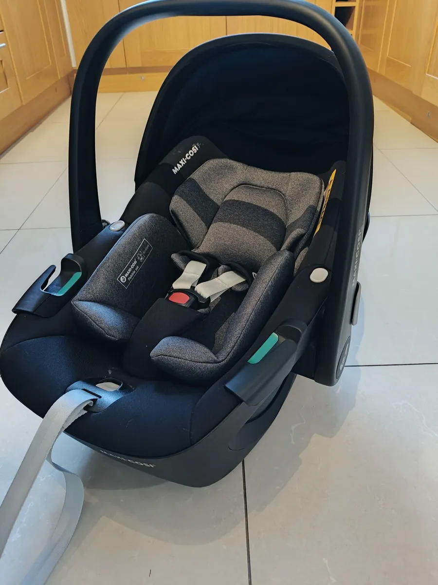 Maxi Cosi Pebble 360 with base - Image 1