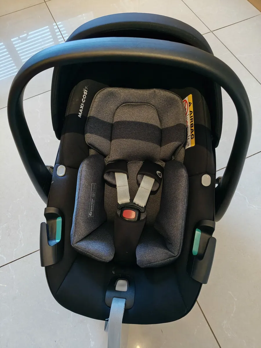 Maxi Cosi Pebble 360 with base - Image 2
