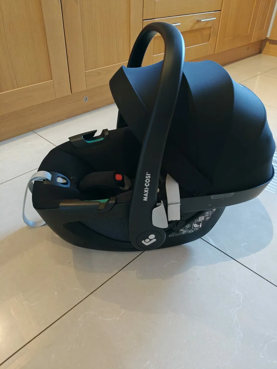 Maxi Cosi Pebble 360 with base - Image 3