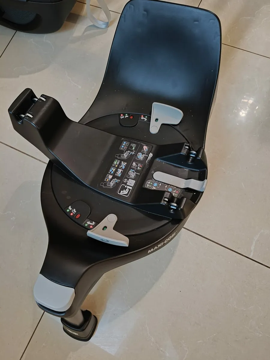 Maxi Cosi Pebble 360 with base - Image 4