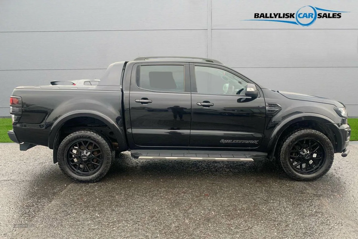 Ford Ranger 2.0 213PS Wildtrak Auto 4WD in Black w - Image 3