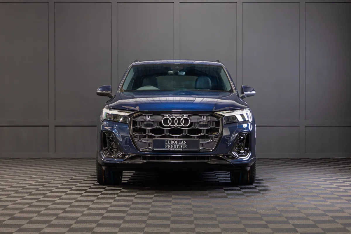 2025 Audi Q7 55 TFSIe Quattro S-Line - Image 2