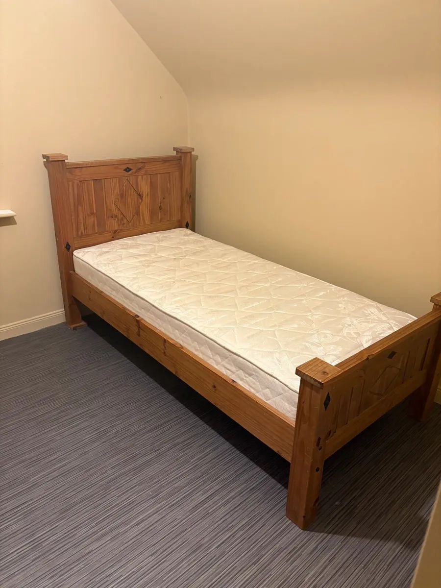 Single bed - Image 1
