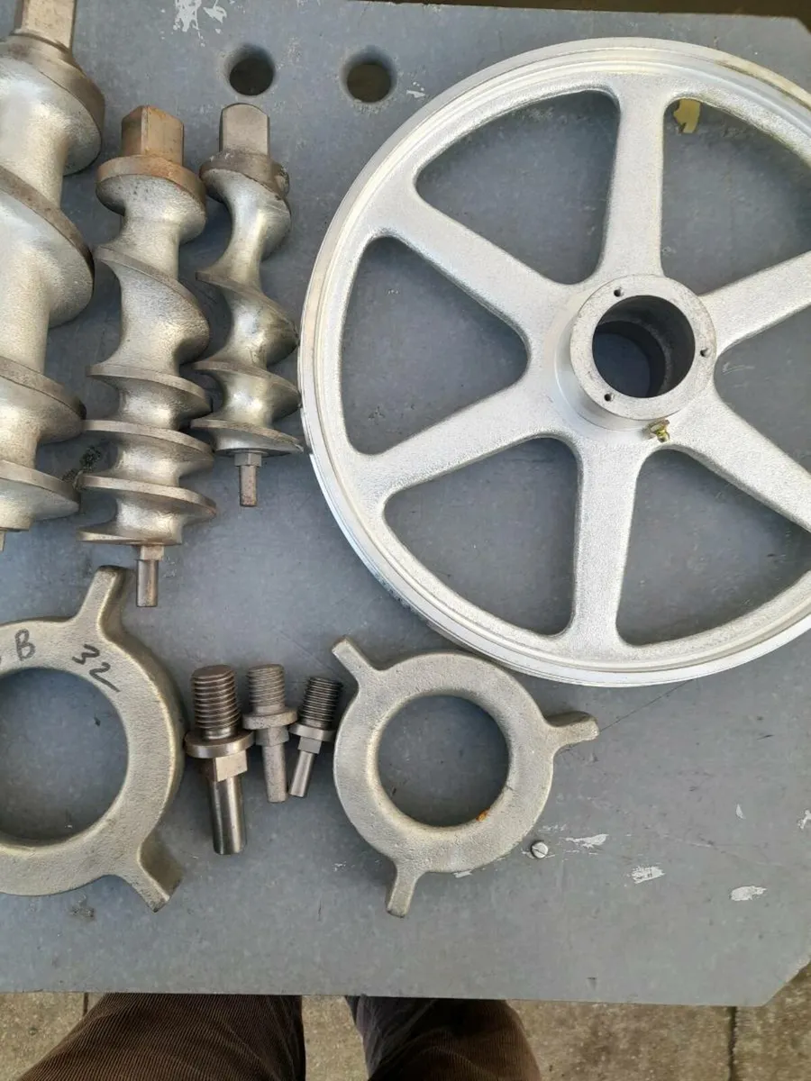 Parts for meat mincers and meat bandsaws