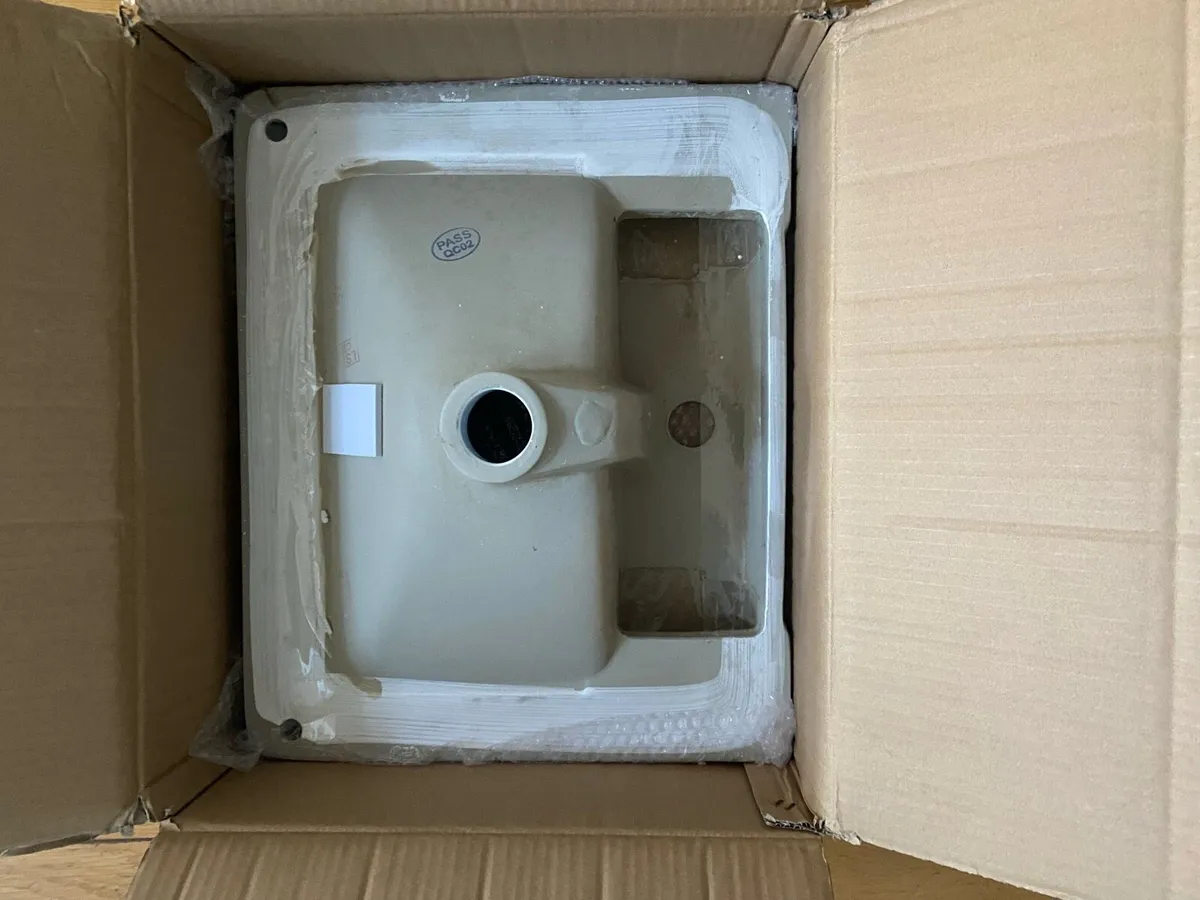 Bathroom Basin - Image 4