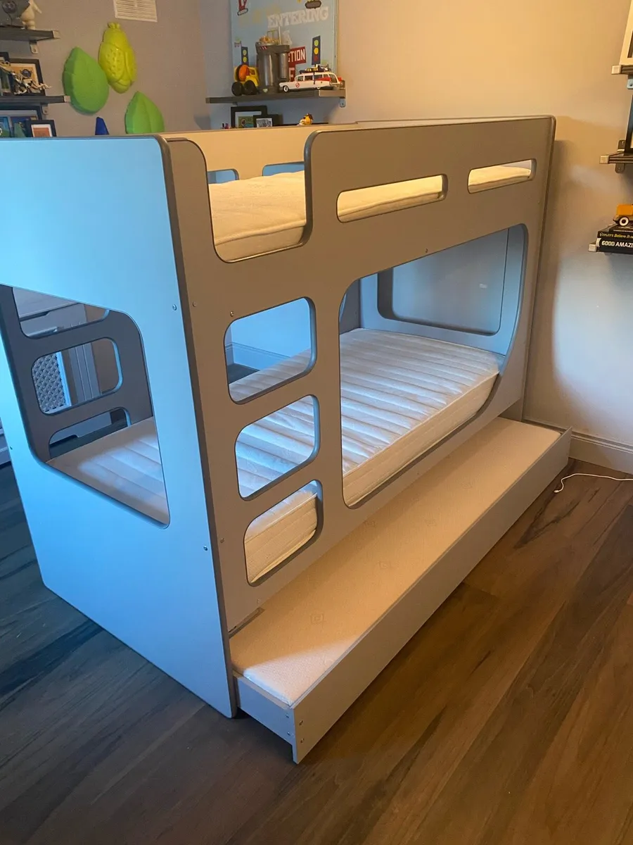 Modern Pod bunk bed with pull out trundle - Image 1