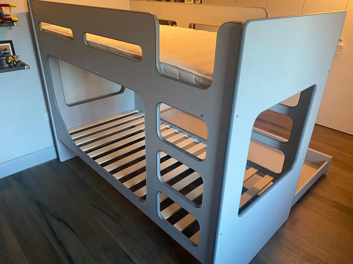 Modern Pod bunk bed with pull out trundle - Image 2