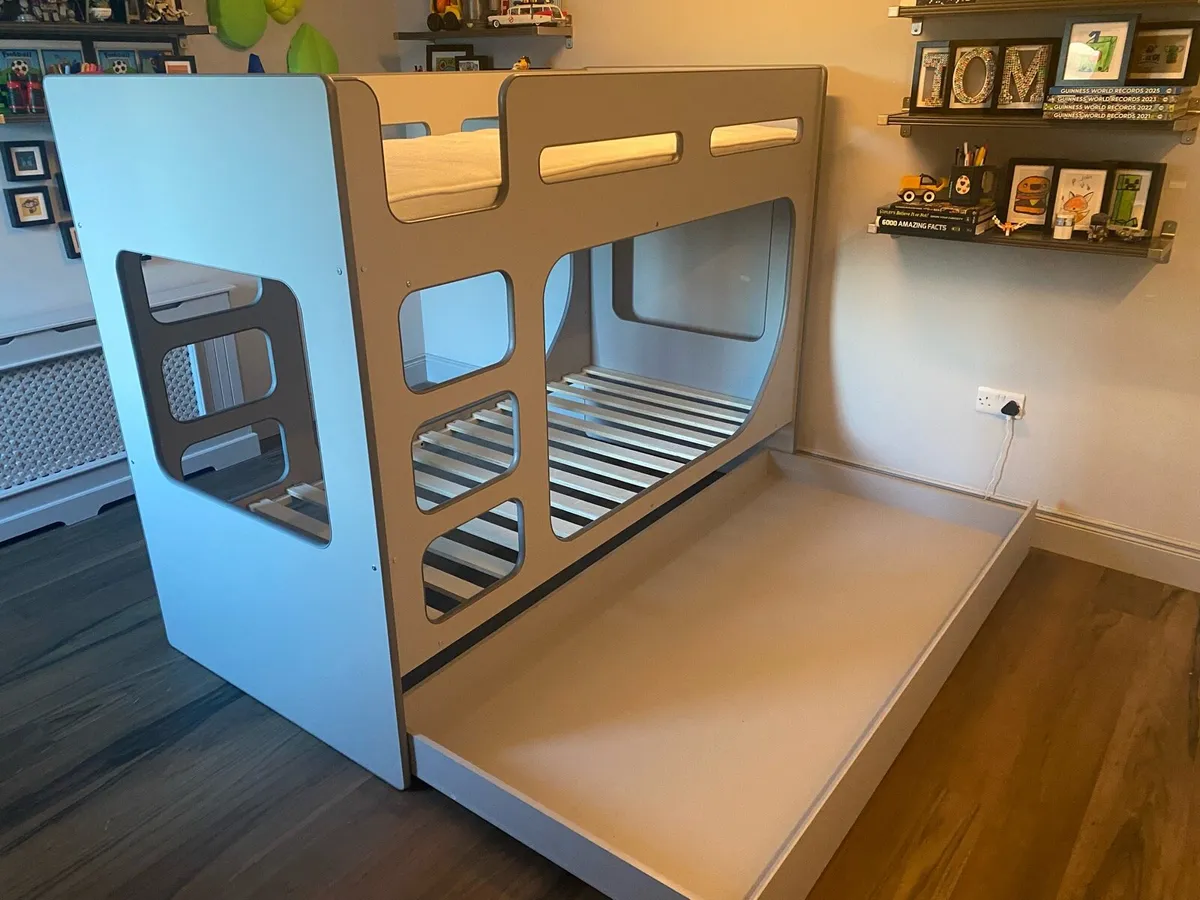 Modern Pod bunk bed with pull out trundle - Image 3