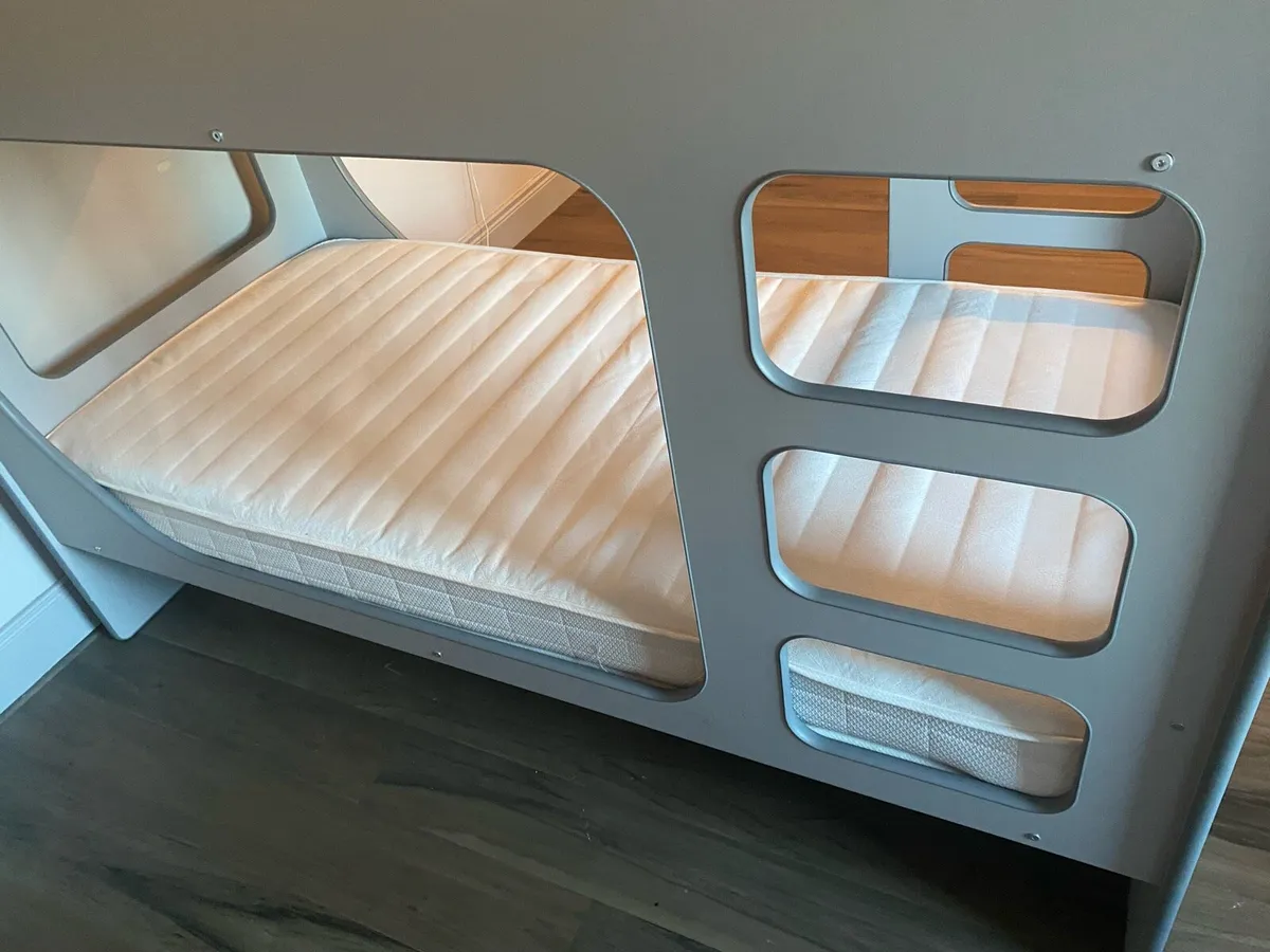 Modern Pod bunk bed with pull out trundle - Image 4