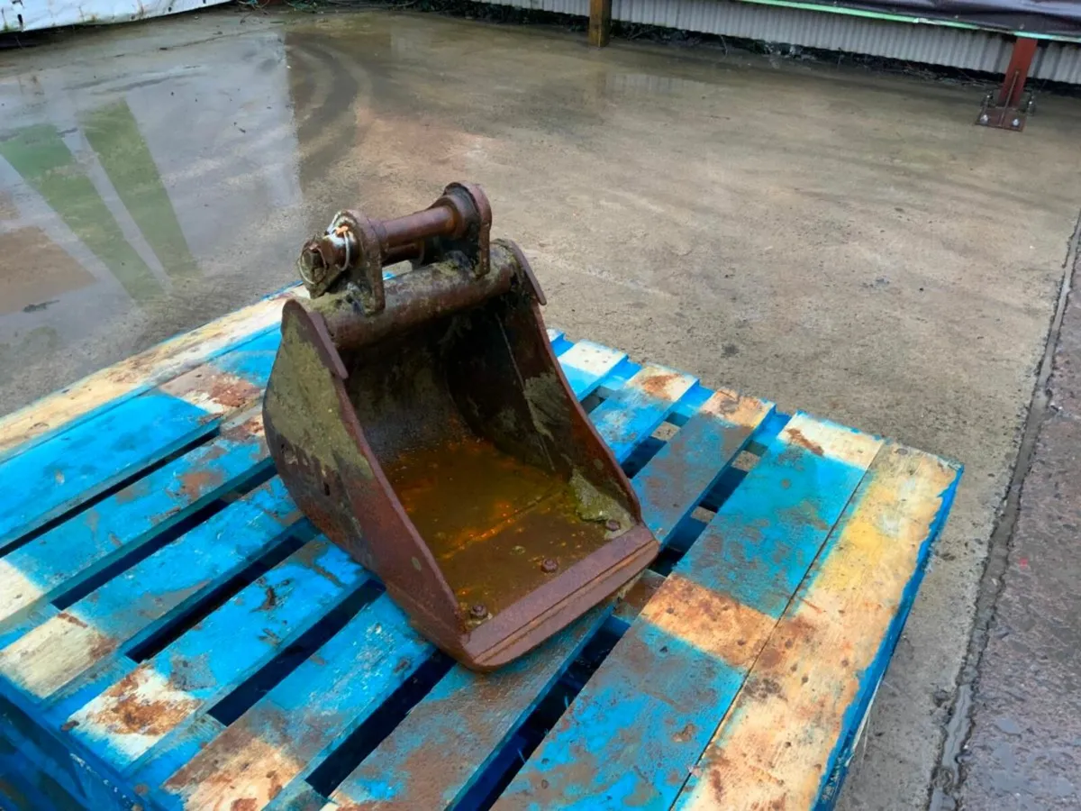 12" MINI DIGGER BUCKET.......30mm PINS.......1212/ - Image 1