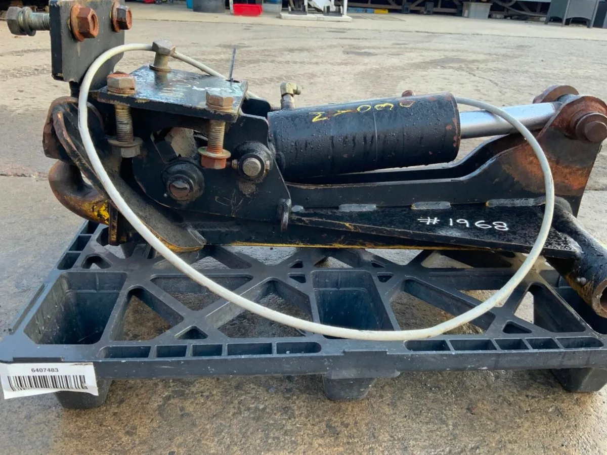 DROMONE / JOHN DEERE PICK UP HITCH........1968. - Image 4