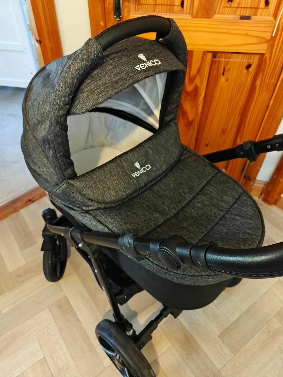 Venicci Pram 3 in 1 Travel system - Image 1