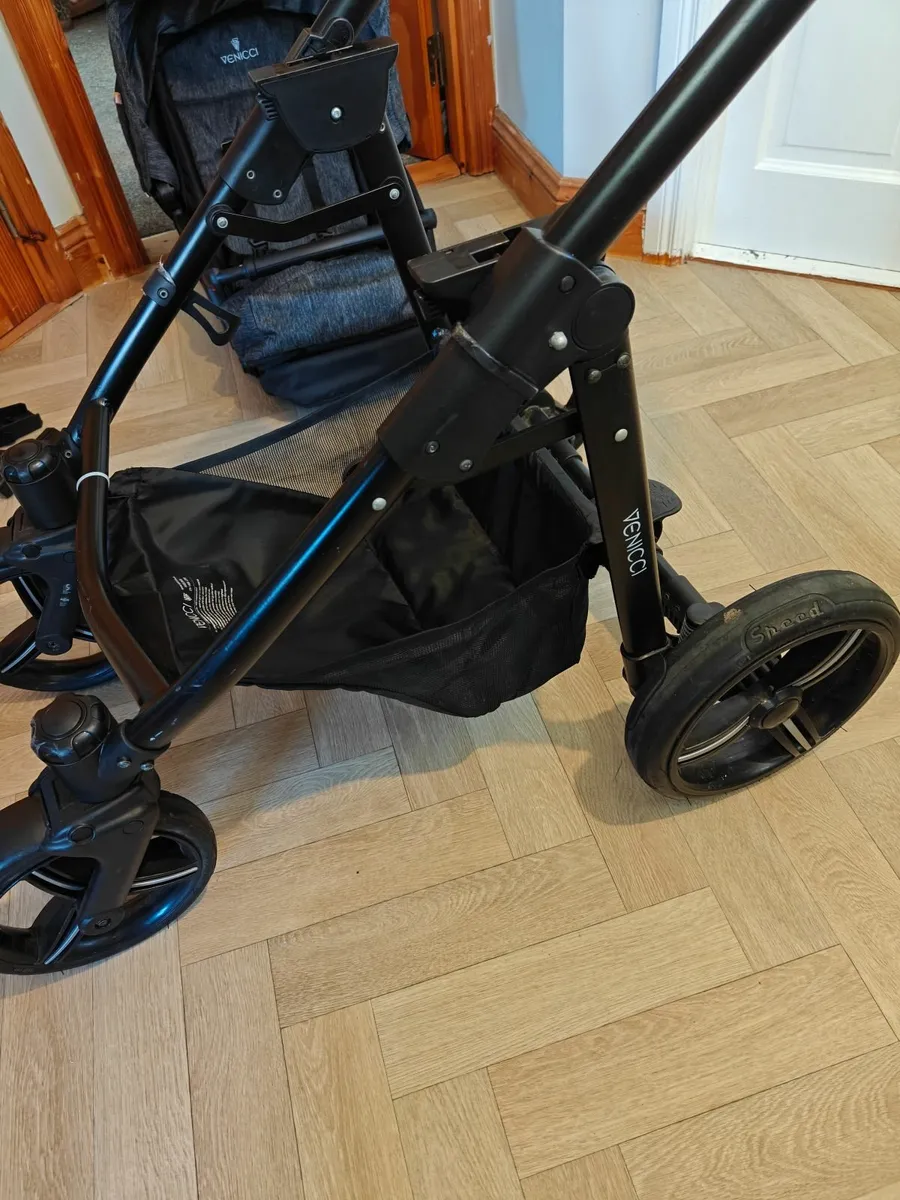Venicci Pram 3 in 1 Travel system - Image 2