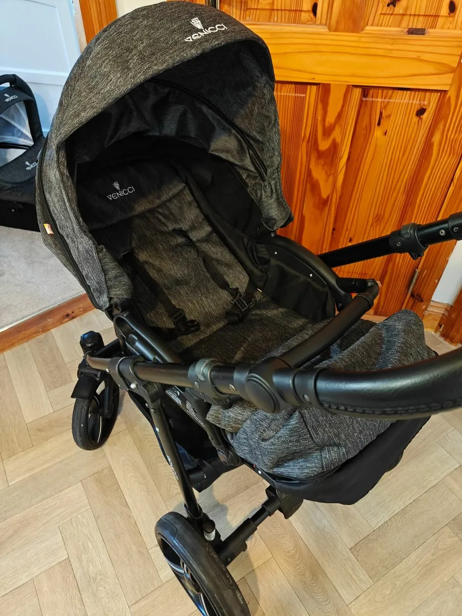 Venicci Pram 3 in 1 Travel system - Image 3