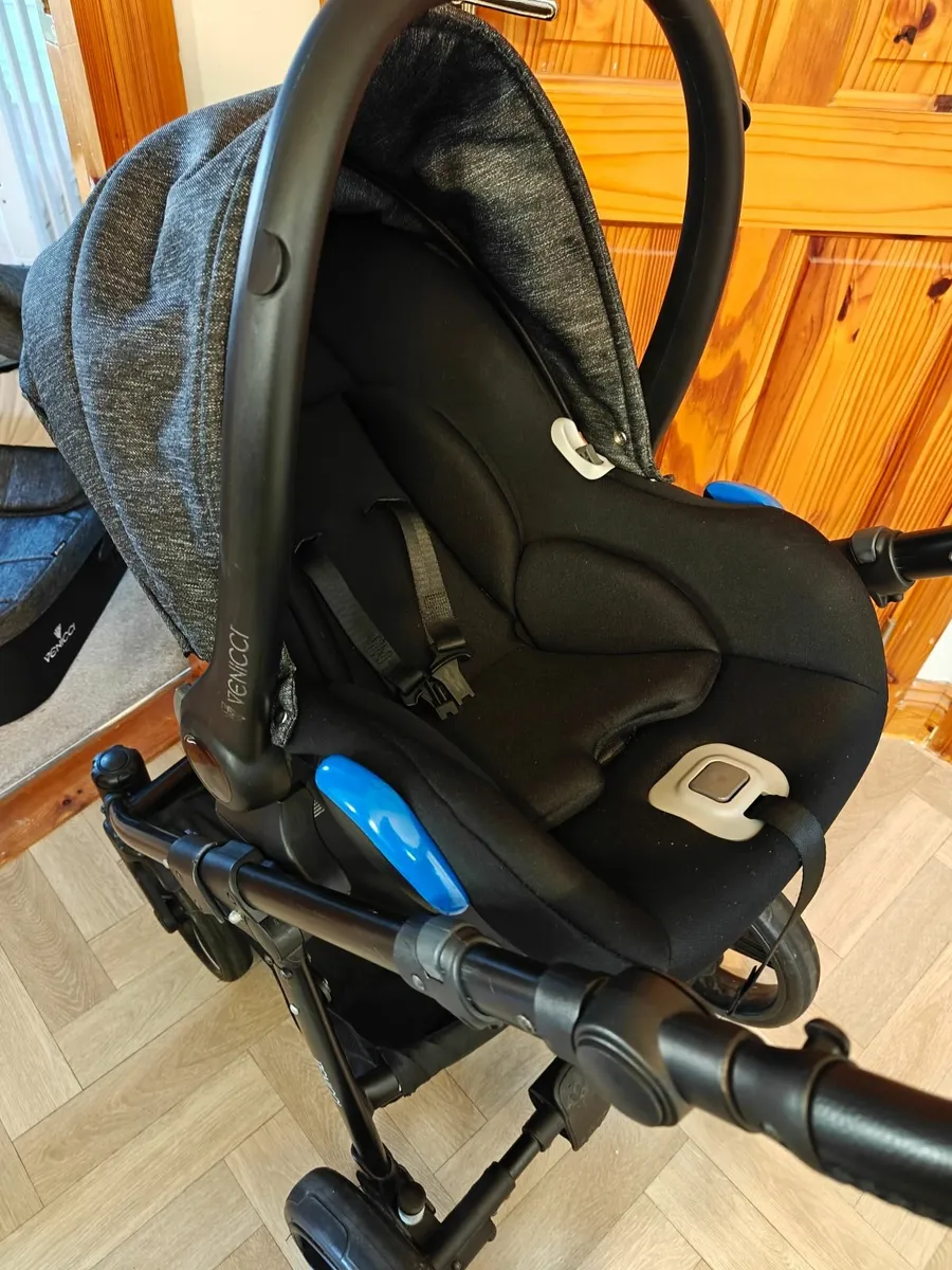 Venicci Pram 3 in 1 Travel system - Image 4