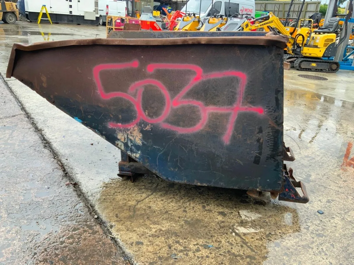 CONQUIP BUILDERS RUBBLE TIPPING SKIP.....5037. - Image 4