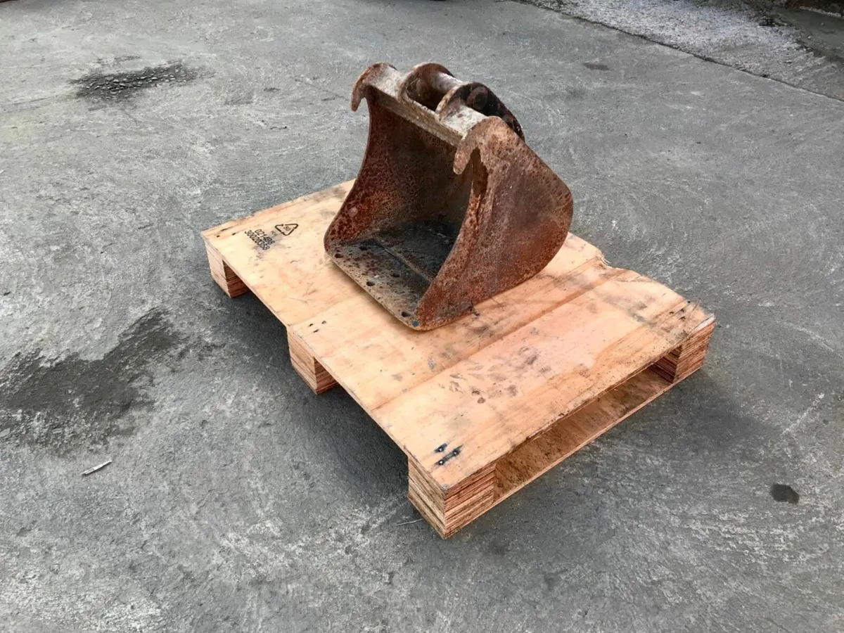 *** 12" MINI DIGGER BUCKET.....25mm PINS ** - Image 1