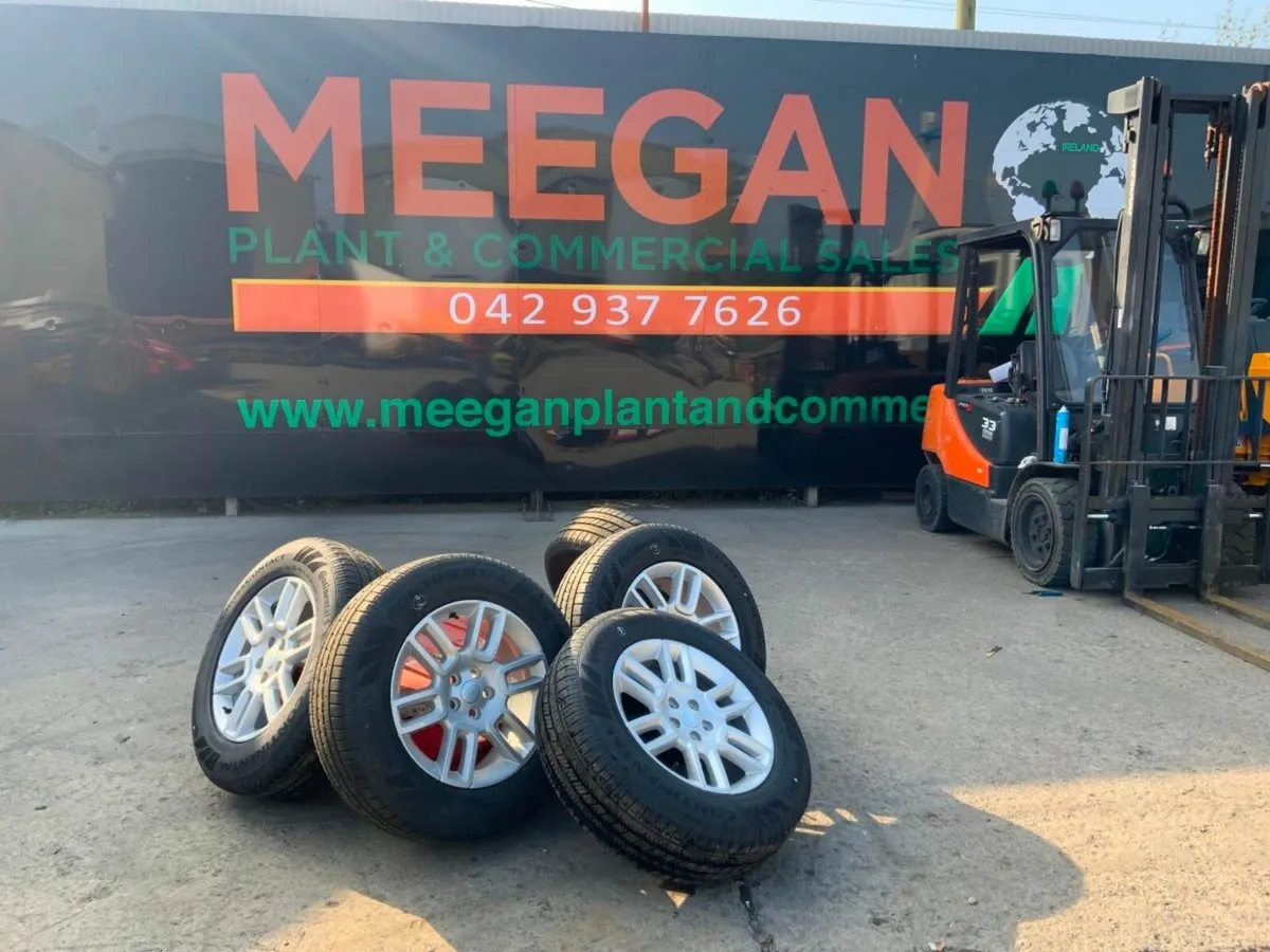 19" LAND ROVER DEFENDER ALLOYS & TYRES. - Image 1