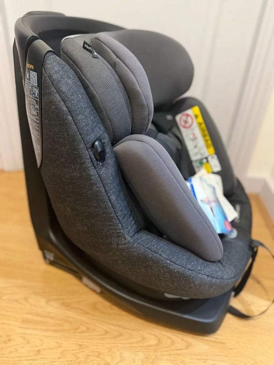 Maxi Cosi AxissFix Plus Baby Car Seat - Image 2