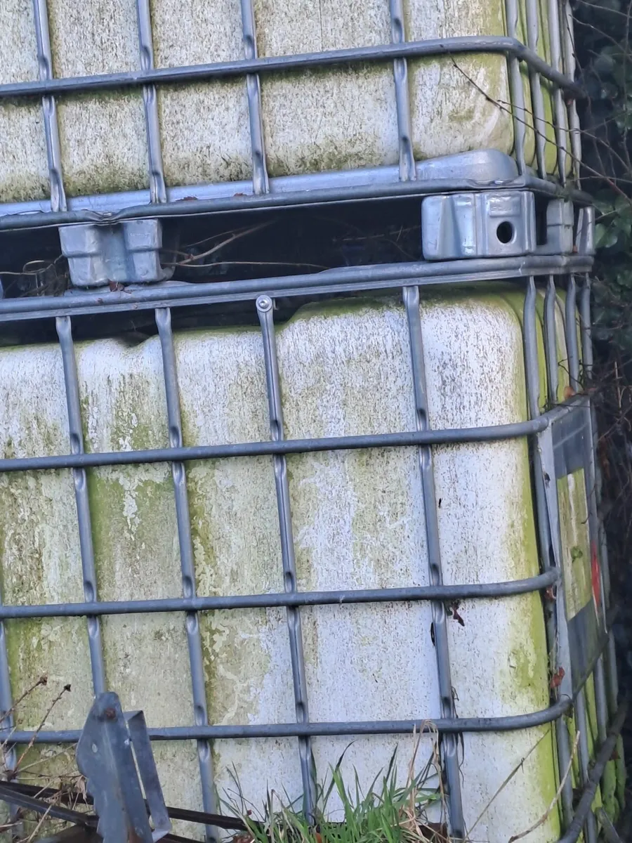 Water tanks x 3. 1000 Lts. - Image 1