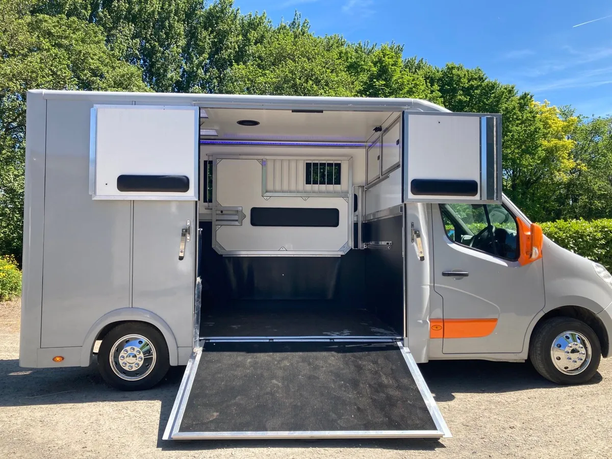 2 Stall Overlander van - Image 1