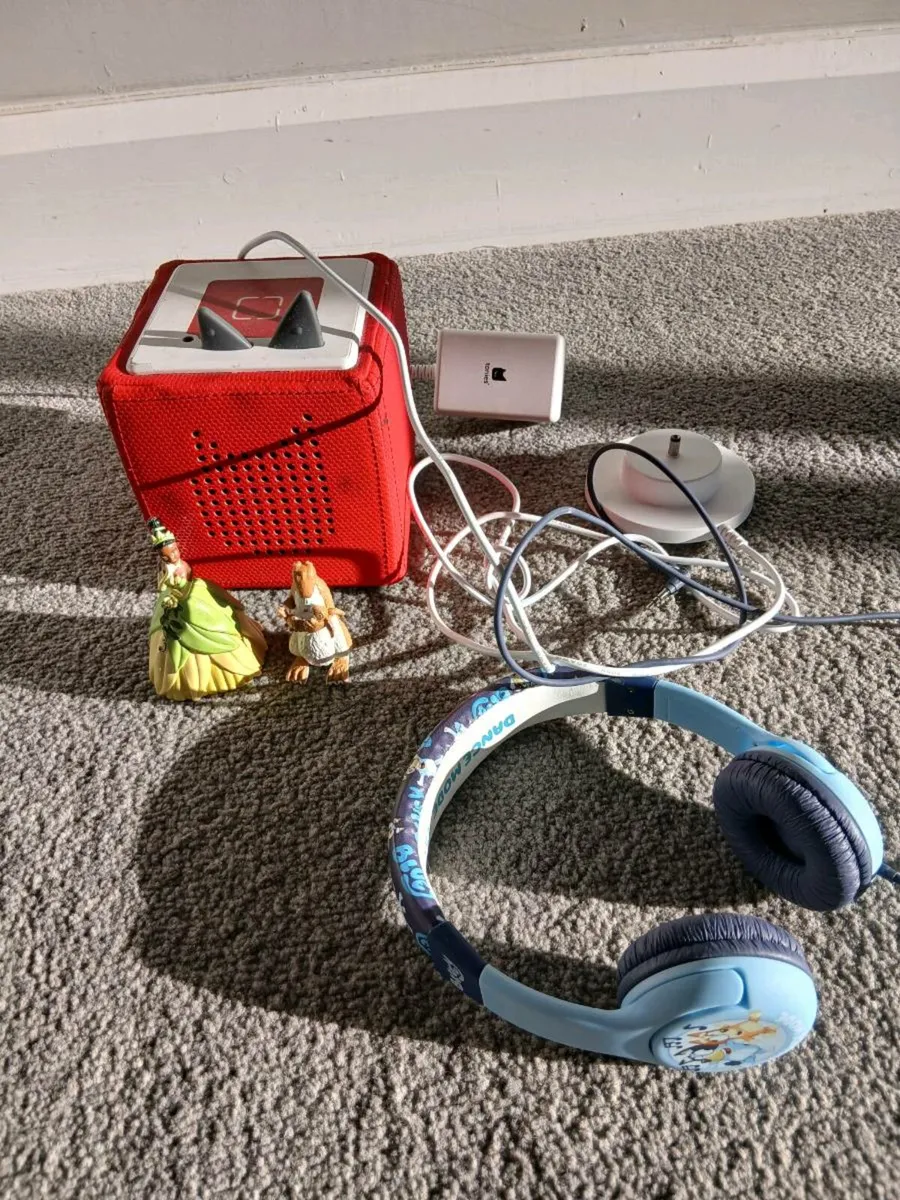 Tonie box and 2 characters