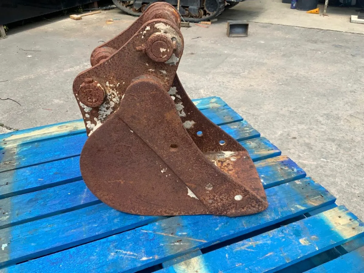 11" DIGGING BUCKET.....35mm PINS.......233w. - Image 3