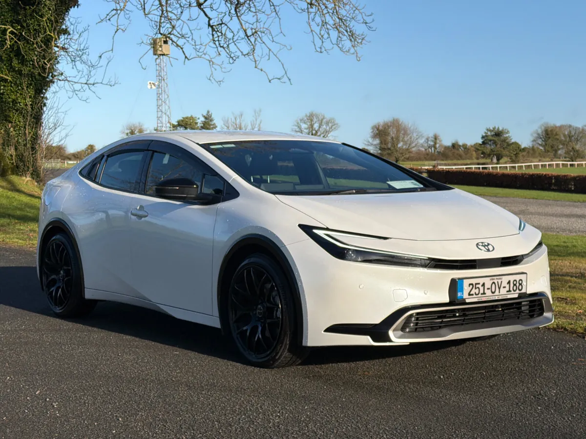 Toyota Prius 2025 plug in hybrid only 4000 KM - Image 1