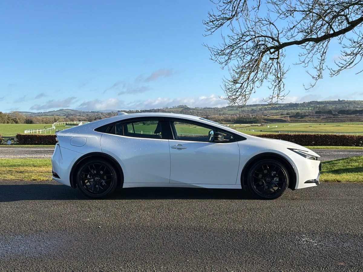 Toyota Prius 2025 plug in hybrid only 4000 KM - Image 3