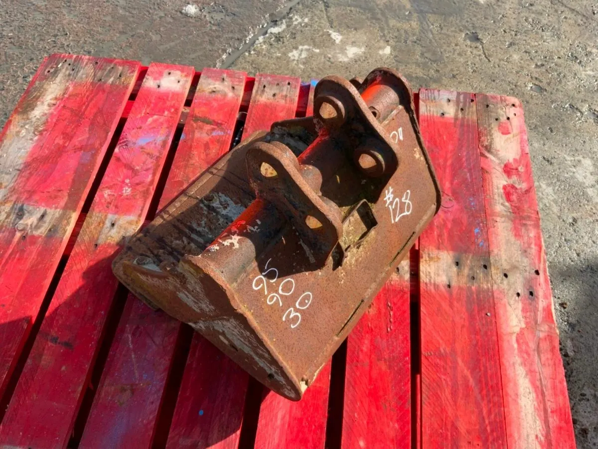 18" MINI DIGGER BUCKET.....30mm PINS.....128. - Image 4