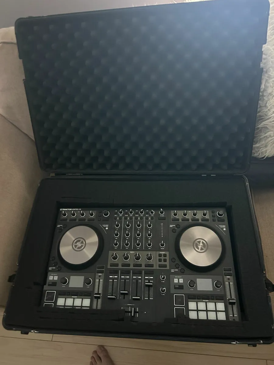 Traktor S4 MK3 DJ Controller + Software - Image 2