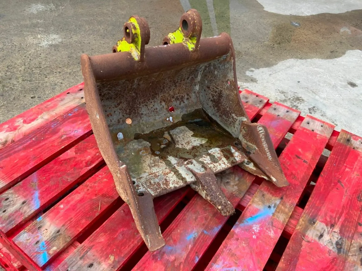 18" MINI DIGGER BUCKET....30mm PINS......1721 - Image 1